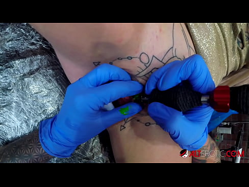 ❤️ Itin tatuiruota karšta Sully Savage gavo tatuiruotę ant savo klitorio ️ Porno fb prie mūsų ❤